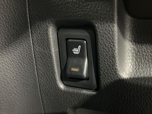 【シートヒーター】寒い日に重宝するシートヒーター!エアコンより早く温まってくれるので寒がりの人も安心ですね♪エアコンの温風は乾燥するから苦手、という方にもをおすすめです。