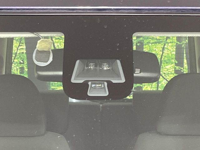 【エマージェンシーブレーキ】走行中に前方の車両等を認識し、衝突しそうな時は警報とブレーキで衝突回避と被害軽減をアシスト。より安全にドライブをお楽しみいただけます。