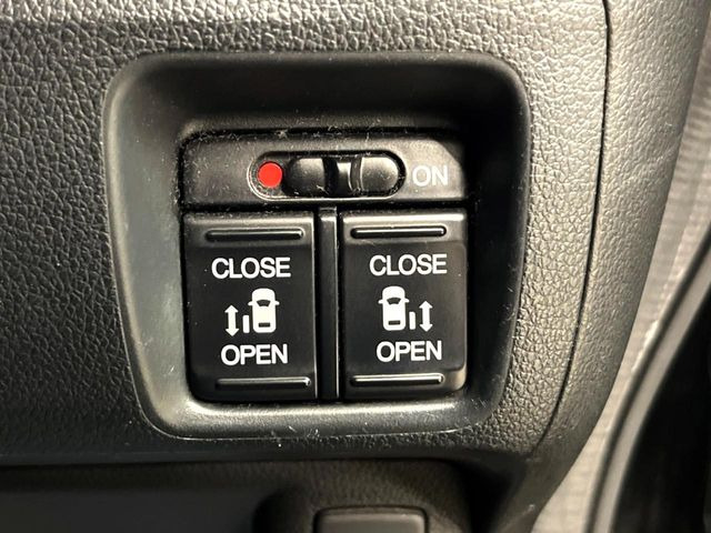 【両側パワースライドドア】スマートキーや運転席のスイッチで後席両側スライドドアの開閉が可能♪電動だから力を入れてドアを開ける必要が無く、小さなお子様でも簡単に開け閉めでき快適です♪