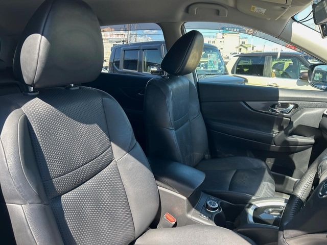 運転席まわりには十分なスペースがあり、大柄な方でもゆったり運転していただける環境です。