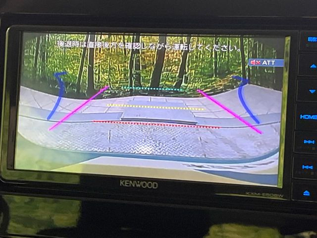 【バックカメラ】駐車時に後方がリアルタイム映像で確認できます。大型商業施設や立体駐車場での駐車時や、夜間のバック時に大活躍!運転スキルに関わらず、今や必須となった装備のひとつです!