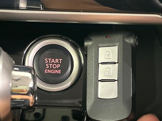 【インテリジェントキー】カバンやポケットに入れたままでもドアの施錠・解錠が可能なスマートキーを装備。エンジンのオン・オフ時もカギを取り出す必要が無いからとっても便利です♪