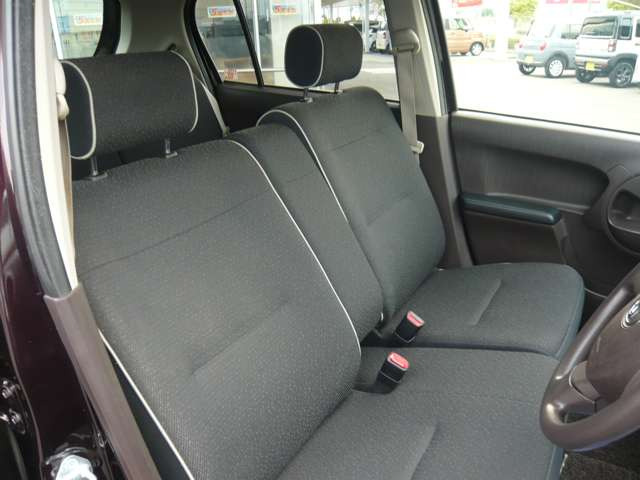 外見からは想像もつかないほど広い車内空間です。ゆったりと座れます。運転席にはシートリフターが付いていますので座高にあわせてドライビングポジションが決められます。