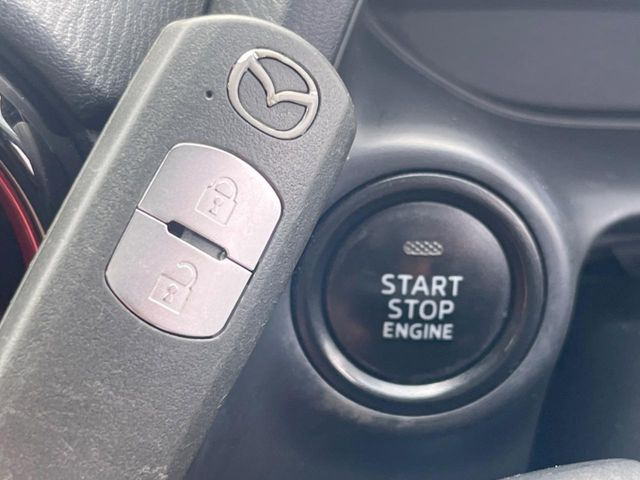 【アドバンストキー】カバンやポケットに入れたままでもドアの施錠・解錠が可能なスマートキーを装備。エンジンのオン・オフ時もカギを取り出す必要が無いからとっても便利です♪