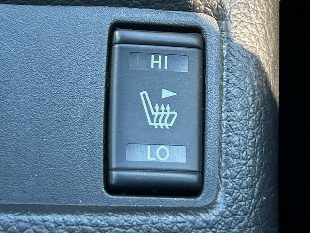 【シートヒーター】寒い日に重宝するシートヒーター!エアコンより早く温まってくれるので寒がりの人も安心ですね♪エアコンの温風は乾燥するから苦手、という方にもをおすすめです。