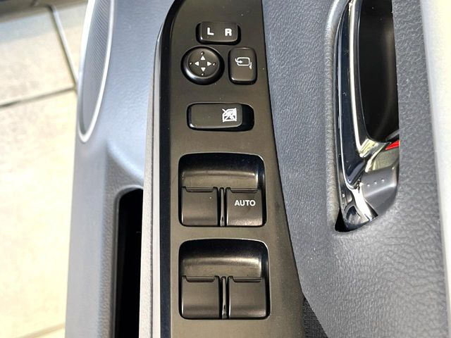 �y�d���i�[�~���[�z�T�C�h�~���[�͓d���i�[���ƂȂ��Ă���A�������ԏ�ł��L�Y�������X�N��}�����܂��B