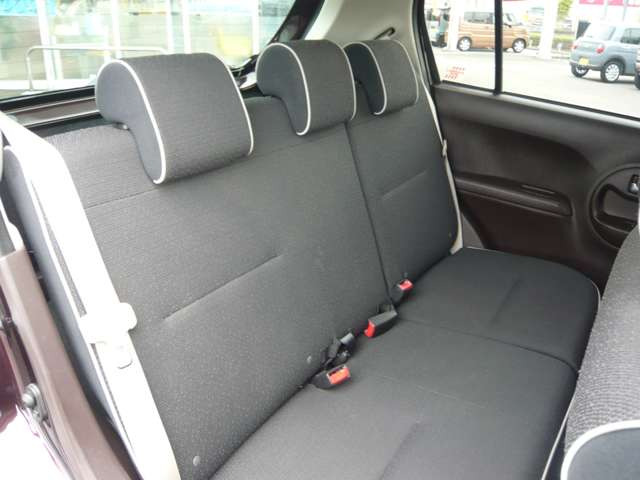 大人もゆったりと座れるリアシート。