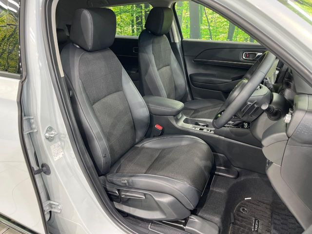 【ハーフレザーシート】高級感と座り心地を両立した人気のシート♪背面・座面のファブリック素材は、通気性の良さや滑りにくさに優れています。気温や服装に左右されず快適にお乗りいただけます。