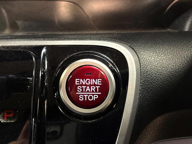 【Hondaスマートキー】カバンやポケットに入れたままでもドアの施錠・解錠が可能なスマートキーを装備。エンジンのオン・オフ時もカギを取り出す必要が無いからとっても便利です♪