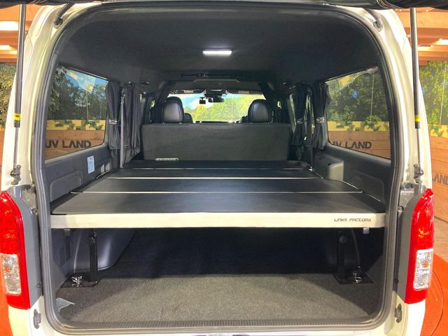 ���i�̂���������ʋ΁A���}���ɏ\���ȉ׎��X�y�[�X���m�ۂ��Ă���܂��B�Z�J���h�V�[�g��|���ƁA�傫�ȉו��̐ύڂ��\�ł���