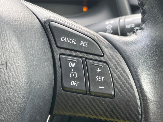 【クルーズコントロール】高速道路もラクラク走行。アクセルを離しても一定速度で走行ができ、長距離運転時の負担を軽減!加速・減速も簡単なスイッチ操作で調整できます。