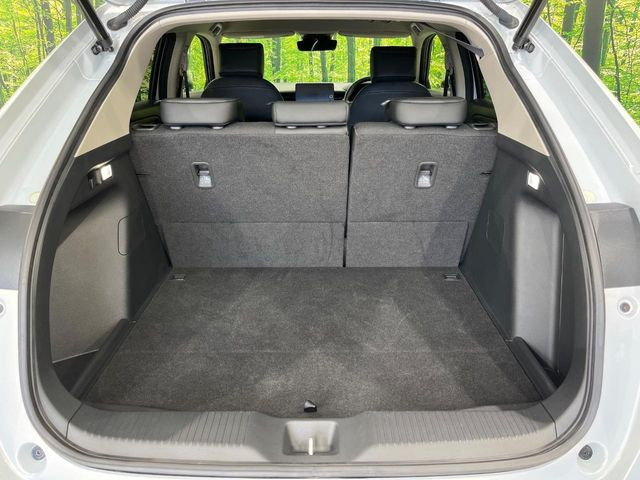 後席を格納すると、これだけの広さが!シーンに合わせたシートアレンジで、大きな荷物も積むことが出来ます♪