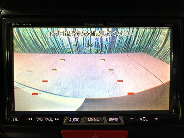 【バックカメラ】駐車時に後方がリアルタイム映像で確認できます。大型商業施設や立体駐車場での駐車時や、夜間のバック時に大活躍!運転スキルに関わらず、今や必須となった装備のひとつです!