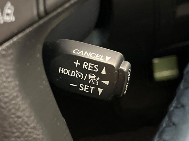 【レーダークルーズコントロール】高速道路での長距離走行が楽に!!自動で速度を保つクルーズコントロールが、衝突軽減システムと連携し、前方の車両を感知して車間を保つように速度調節してくれます!!