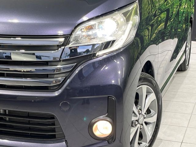 【HIDヘッドライト】非常に明るく前方を照らしてくれるので、悪天候や夜間の走行時も視界良好で安心してお乗りいただけます。