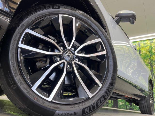 【純正18インチアルミホイール】外観にマッチした純正アルミホイールを装着しております。各種社外アルミホイールや、スタッドレスタイヤも取扱いしております。是非ご相談ください♪