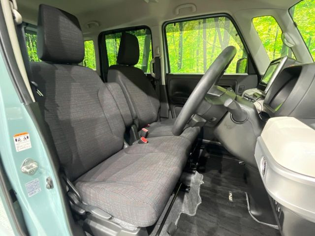 運転席まわりには十分なスペースがあり、大柄な方でもゆったり運転していただける環境です。