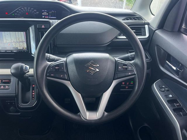 インテリアに合わせたデザインのステアリングは、運転される方のことも考え、運転しやすい形状、大きさです。是非一度、実際に触ってお確かめください。