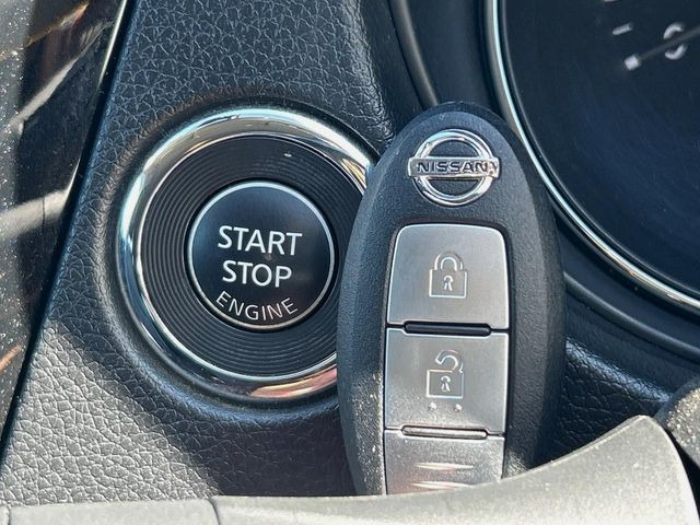 【インテリジェントキー】カバンやポケットに入れたままでもドアの施錠・解錠が可能なスマートキーを装備。エンジンのオン・オフ時もカギを取り出す必要が無いからとっても便利です♪