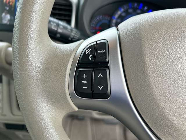 �y�X�e�A�����O�X�C�b�`�z�n���h���̃{�^���ŊȒP�Ƀi�r�̉��ʂ�`�����l������\�ł���