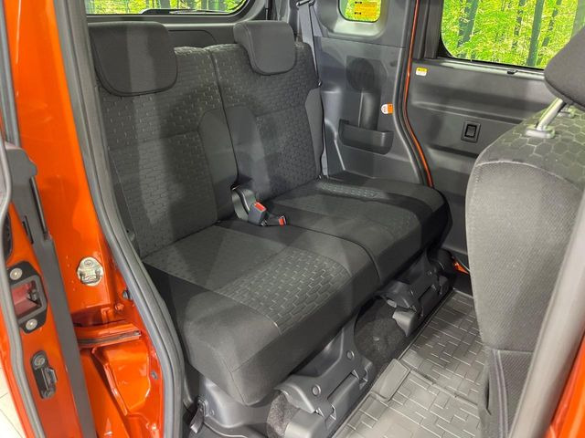 後部座席も気になるようなキズ・汚れやへたり等、大きなダメージはなく、良好な状態です。