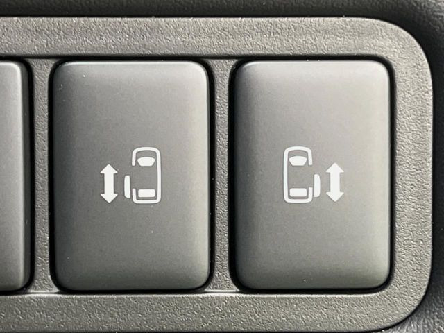 【両側パワースライドドア】スマートキーや運転席のスイッチで後席両側スライドドアの開閉が可能♪電動だから力を入れてドアを開ける必要が無く、小さなお子様でも簡単に開け閉めでき快適です♪