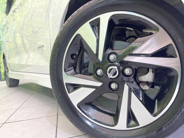 【純正15インチアルミホイール】外観にマッチした純正アルミホイールを装着しております。各種社外アルミホイールや、スタッドレスタイヤも取扱いしております。是非ご相談ください♪