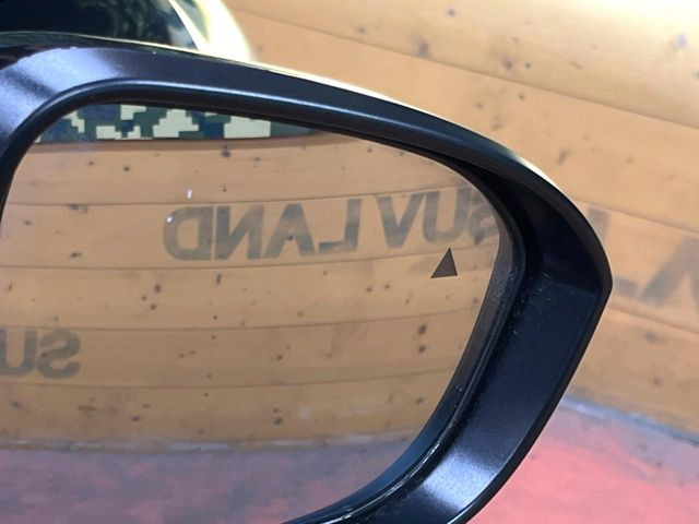 【ブラインドスポットワーニング】走行中、ドアミラーの死角になりやすい箇所に後続車が接近するとサイドミラー付近に警告を表示、ドライバーに注意喚起をしてくれます。