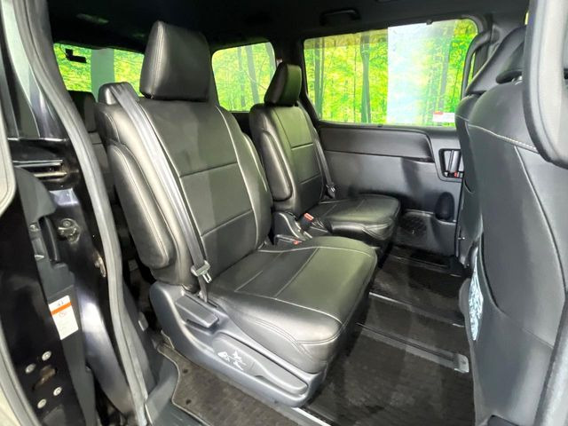 後部座席も気になるようなキズ・汚れやへたり等、大きなダメージはなく、良好な状態です。