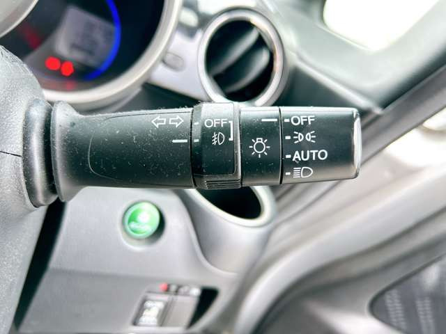 �y�I�[�g���C�g�z�ԊO�̖��邳�����m���āA�����I�Ƀw�b�h���C�g��_�����Ă���܂���g���l���𑖍s����ۂɂ��A�����I�ɓ_�����Ă���ĕ֗��ȑ�����1�ł���