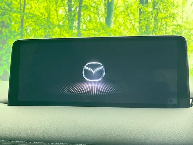 【10.25インチマツダコネクト】車内の雰囲気にマッチした大型ディスプレイ。スマホ接続でのナビ使用やBluetooth再生等、様々な機能が楽しめます。直感的なダイヤル操作が可能で、使い勝手も良好です。