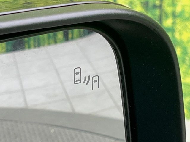 【ブラインドスポットワーニング】走行中、ドアミラーの死角になりやすい箇所に後続車が接近するとサイドミラー付近に警告を表示、ドライバーに注意喚起をしてくれます。