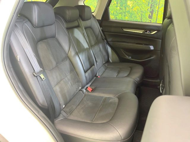 後部座席も気になるようなキズ・汚れやへたり等、大きなダメージはなく、良好な状態です。