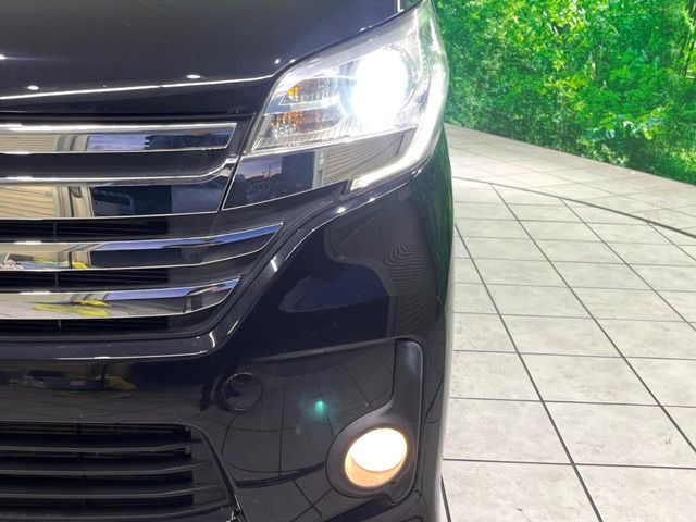 【HIDヘッドライト】非常に明るく前方を照らしてくれるので、悪天候や夜間の走行時も視界良好で安心してお乗りいただけます。