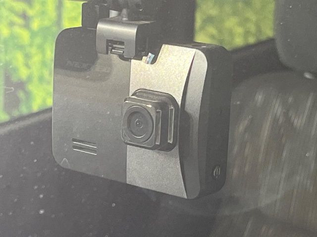 【ドライブレコーダー】安心・安全なカーライフに必須のドライブレコーダーを装備!走行中はもちろん、あおり運転や事故に遭遇した際の状況も映像で記録し、万一のリスクに備えます。