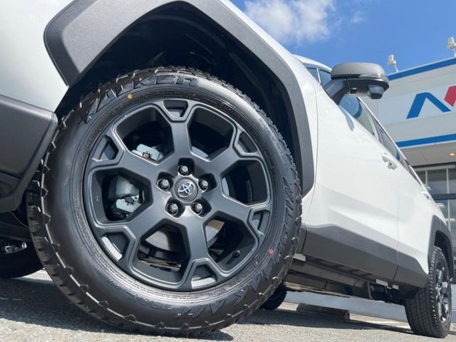 �y�O���[�h��p����18�C���`�A���~�z�C�[���z�f�U�C�����̍��������A���~�z�C�[���𑕒����Ă���܂��B�e��ЊO�A���~�z�C�[����A�X�^�b�h���X�^�C�����戵�����Ă���܂��B���񂲑��k����������