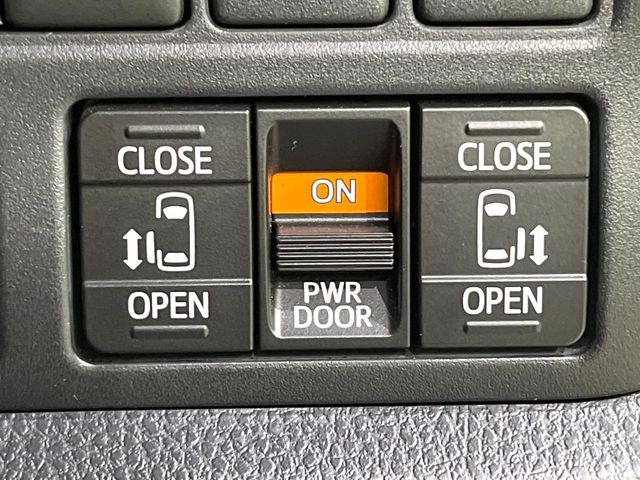 【両側パワースライドドア】スマートキーや運転席のスイッチで後席両側スライドドアの開閉が可能♪電動だから力を入れてドアを開ける必要が無く、小さなお子様でも簡単に開け閉めでき快適です♪