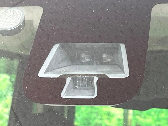 【エマージェンシーブレーキ】走行中に前方の車両等を認識し、衝突しそうな時は警報とブレーキで衝突回避と被害軽減をアシスト。より安全にドライブをお楽しみいただけます。