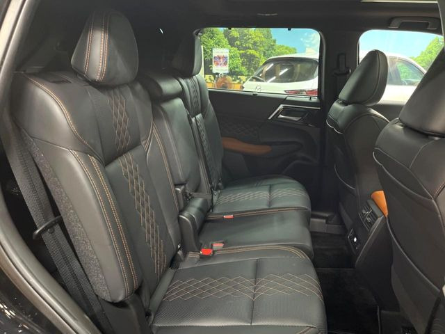 後部座席も気になるようなキズ・汚れやへたり等、大きなダメージはなく、良好な状態です。