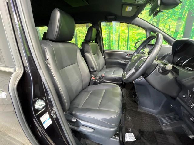 運転席シート廻りは使用感も少なく、良好な状態となっています。丁寧に使われていたことがよくわかりますね。