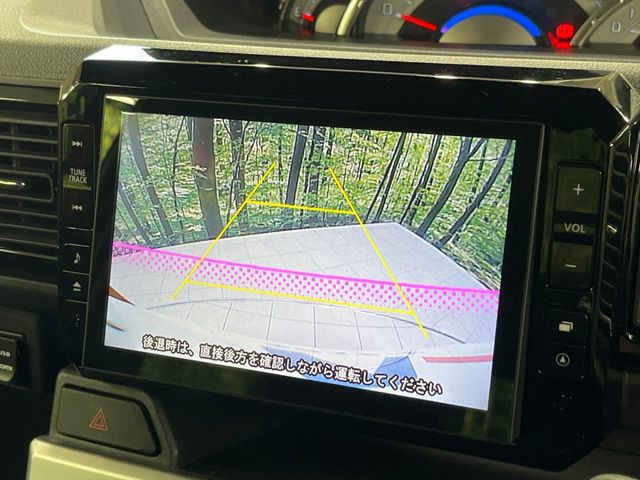 【バックカメラ】駐車時に後方がリアルタイム映像で確認できます。大型商業施設や立体駐車場での駐車時や、夜間のバック時に大活躍!運転スキルに関わらず、今や必須となった装備のひとつです!