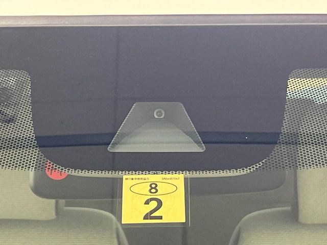 【ホンダセンシング】走行中に前方の車両等を認識し、衝突しそうな時は警報とブレーキで衝突回避と被害軽減をアシスト。より安全にドライブをお楽しみいただけます。