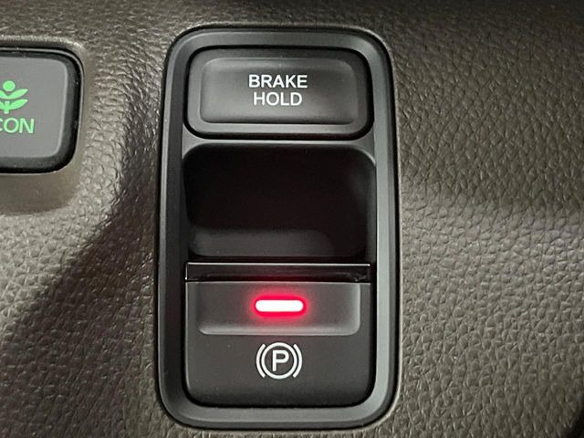 【電動パーキングブレーキ】パーキングブレーキは便利な電動式!ボタン一つで操作でき、アクセルを踏めば自動で解除されます