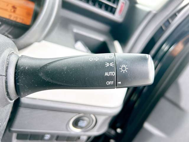 【オートライト】車外の明るさを検知して、自動的にヘッドライトを点灯してくれます♪トンネルを走行する際にも、自動的に点灯してくれて便利な装備の1つです♪