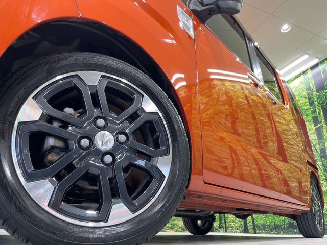 【純正15インチアルミホイール】外観にマッチした純正アルミホイールを装着しております。各種社外アルミホイールや、スタッドレスタイヤも取扱いしております。是非ご相談ください♪