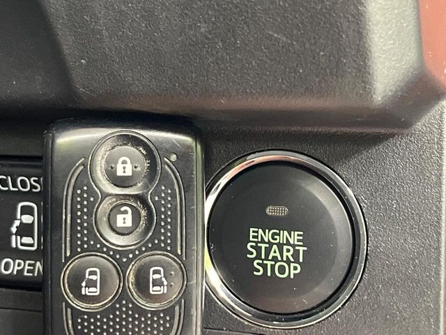 【キーフリーシステム】カバンやポケットに入れたままでもドアの施錠・解錠が可能なスマートキーを装備。エンジンのオン・オフ時もカギを取り出す必要が無いからとっても便利です♪