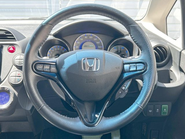 �y�����v�����X�e�A�����O�z�㎿�Ȋv���g�p���邱�ƂŁA��ɂ����������݂ƂĂ��^�]���₷���n���h���ł���