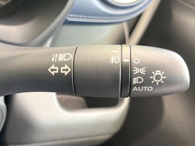 【オートライト】周りの明るさに応じて自動でヘッドライトの点灯・消灯ができる機能です!ライトの付け忘れ・消し忘れなどが無くなり、雨の日や夕方の走行も安心!トンネル通過時も便利ですね♪