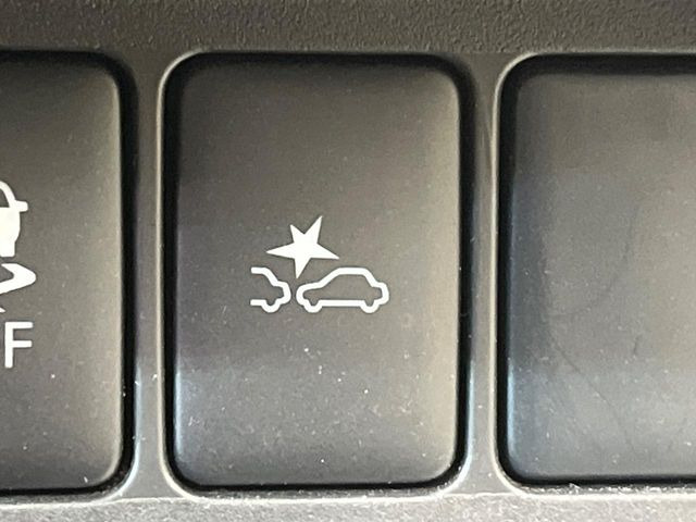 【エマージェンシーブレーキ】走行中に前方の車両等を認識し、衝突しそうな時は警報とブレーキで衝突回避と被害軽減をアシスト。より安全にドライブをお楽しみいただけます。