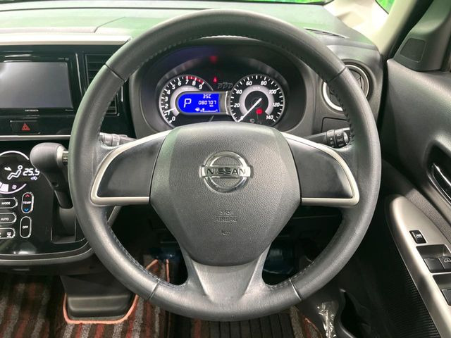 インテリアに合わせたデザインのステアリングは、運転される方のことも考え、運転しやすい形状、大きさです。是非一度、実際に触ってお確かめください。